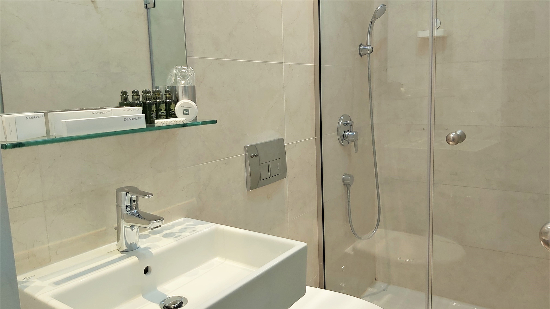 View of some of the Bath amenities in the rooms of Akrogiali Hotel
